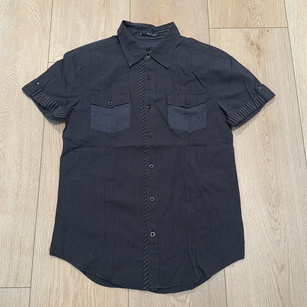 Twentyone Men short sleeve button down shirt. 100% cotton. Size: Small